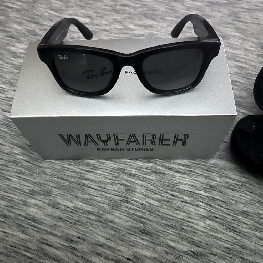 Rayban stories only used once case an everything included an box